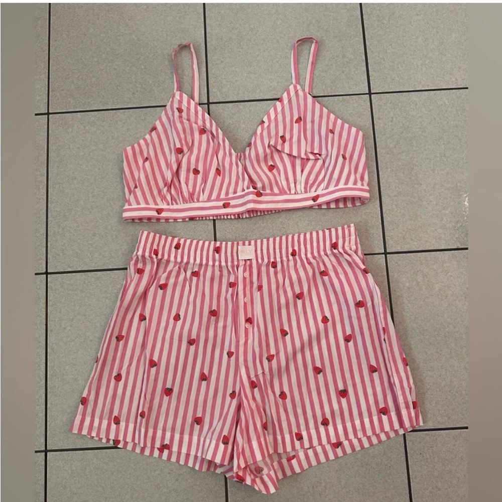 Old Navy - pjs set (top & bottom are different sizes)